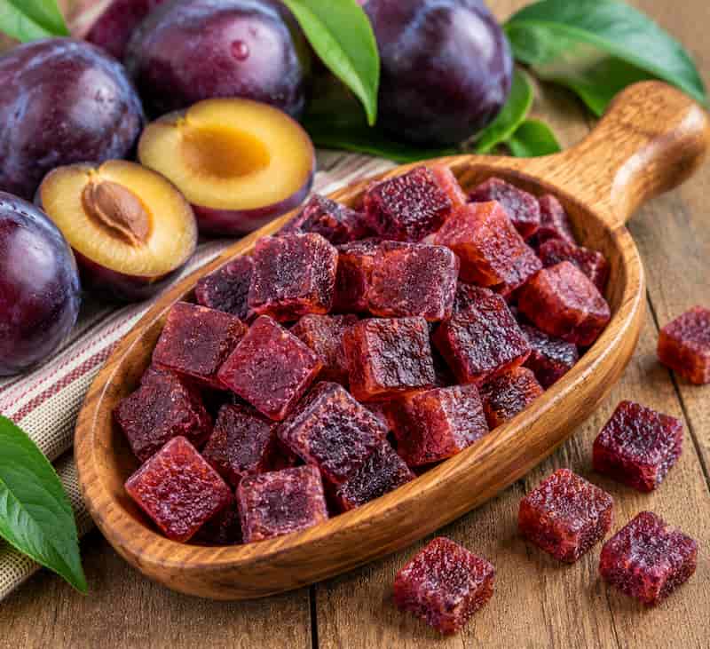 حبه میوه آلو طبیعی با طعم ترش و شیرین بافت نرم